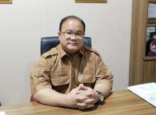 Kepala Dinas Pengendalian Penduduk dan Keluarga Berencana (P2KB) Kabupaten Tojo Una-Una, dr. Niko, S.Ked., M.KM., MM., saat memberikan keterangan kepada awak media di ruang kerjanya
