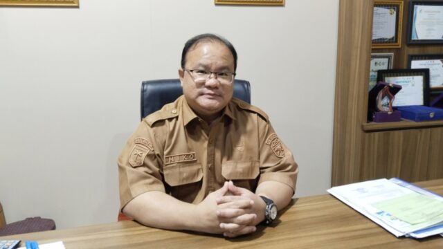 Kepala Dinas Pengendalian Penduduk dan Keluarga Berencana (P2KB) Kabupaten Tojo Una-Una, dr. Niko, S.Ked., M.KM., MM., saat memberikan keterangan kepada awak media di ruang kerjanya