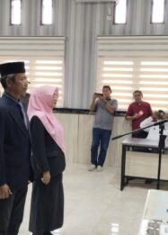 Prosesi pengambilan sumpah jabatan dua pejabat pimpinan tinggi pratama di lingkungan Pemerintah Kabupaten Tojo Una-Una, di Ruang Rapat Bupati Touna, Senin (12/10/2026).