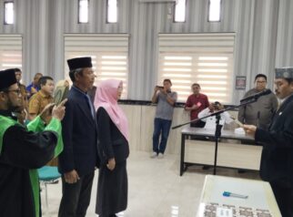 Prosesi pengambilan sumpah jabatan dua pejabat pimpinan tinggi pratama di lingkungan Pemerintah Kabupaten Tojo Una-Una, di Ruang Rapat Bupati Touna, Senin (12/10/2026).