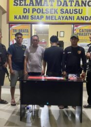 Personel Polsek Sausu bersama barang bukti narkoba hasil pengungkapan peredaran gelap narkotika di Desa Sausu Tambu, Kecamatan Sausu, Kabupaten Parigi Moutong, Senin (12/10/2026).