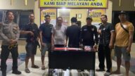 Personel Polsek Sausu bersama barang bukti narkoba hasil pengungkapan peredaran gelap narkotika di Desa Sausu Tambu, Kecamatan Sausu, Kabupaten Parigi Moutong, Senin (12/10/2026).