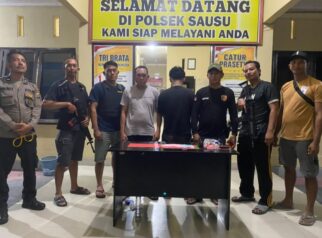 Personel Polsek Sausu bersama barang bukti narkoba hasil pengungkapan peredaran gelap narkotika di Desa Sausu Tambu, Kecamatan Sausu, Kabupaten Parigi Moutong, Senin (12/10/2026).