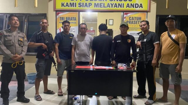 Personel Polsek Sausu bersama barang bukti narkoba hasil pengungkapan peredaran gelap narkotika di Desa Sausu Tambu, Kecamatan Sausu, Kabupaten Parigi Moutong, Senin (12/10/2026).