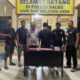 Personel Polsek Sausu bersama barang bukti narkoba hasil pengungkapan peredaran gelap narkotika di Desa Sausu Tambu, Kecamatan Sausu, Kabupaten Parigi Moutong, Senin (12/10/2026).
