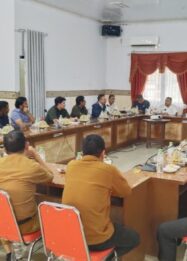 Suasana Rapat Dengar Pendapat Umum (RDPU) krisis kelistrikan Kabupaten Tojo Una-Una yang berlangsung di Ruang Rapat Aspirasi DPRD Touna, Selasa (13/10/2026).