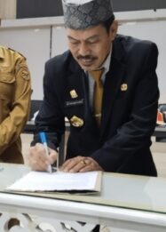 Prosesi penandatanganan berita acara pelantikan dan pengambilan sumpah jabatan pimpinan tinggi pratama di lingkungan Pemerintah Kabupaten Tojo Una-Una