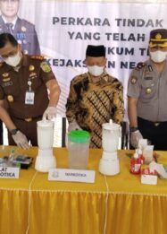 Kepala Kejari Tojo Una-Una David Razi didampingi unsur Forkopimda saat proses pelarutan narkotika jenis sabu-sabu dalam kegiatan pemusnahan barang bukti 30 perkara tindak pidana di halaman Kantor Kejari Tojo Una-Una, Rabu (14/10/2026).