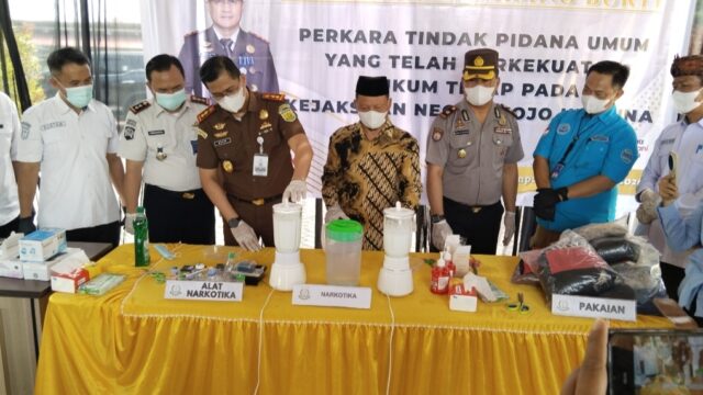 Kepala Kejari Tojo Una-Una David Razi didampingi unsur Forkopimda saat proses pelarutan narkotika jenis sabu-sabu dalam kegiatan pemusnahan barang bukti 30 perkara tindak pidana di halaman Kantor Kejari Tojo Una-Una, Rabu (14/10/2026).