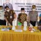 Kepala Kejari Tojo Una-Una David Razi didampingi unsur Forkopimda saat proses pelarutan narkotika jenis sabu-sabu dalam kegiatan pemusnahan barang bukti 30 perkara tindak pidana di halaman Kantor Kejari Tojo Una-Una, Rabu (14/10/2026).