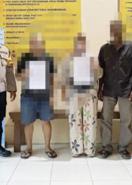 Personel SPKT Polres Tojo Una-Una bersama kedua belah pihak yang terlibat kasus kekerasan dalam rumah tangga (KDRT) yang telah sepakat berdamai melalui jalur mediasi di halaman Sentra Pelayanan Kepolisian Terpadu (SPKT) Polres Tojo Una-Una, Senin (12/10/2026).