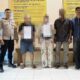 Personel SPKT Polres Tojo Una-Una bersama kedua belah pihak yang terlibat kasus kekerasan dalam rumah tangga (KDRT) yang telah sepakat berdamai melalui jalur mediasi di halaman Sentra Pelayanan Kepolisian Terpadu (SPKT) Polres Tojo Una-Una, Senin (12/10/2026).