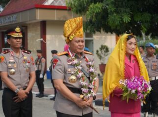 Kapolda Sulawesi Tengah yang baru, Irjen Pol Rizal Irawan, didampingi istrinya Ny. Dini Rizal, tampak mengenakan pakaian adat khas saat penyambutan kedatangannya di Markas Komando Polda Sulteng, Rabu (15/10/2026). — Foto: Humas Polda Sulteng
