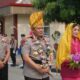 Kapolda Sulawesi Tengah yang baru, Irjen Pol Rizal Irawan, didampingi istrinya Ny. Dini Rizal, tampak mengenakan pakaian adat khas saat penyambutan kedatangannya di Markas Komando Polda Sulteng, Rabu (15/10/2026). — Foto: Humas Polda Sulteng