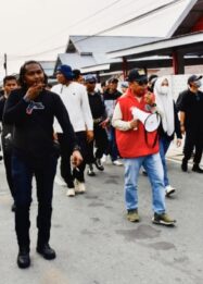 Personel gabungan Polda Sulteng dan BNNP Sulteng saat menyisir kawasan Kelurahan Kayumalue, Kota Palu, dalam operasi pemberantasan peredaran narkoba, Kamis (15/10/2026). — Foto: Humas Polda Sulteng