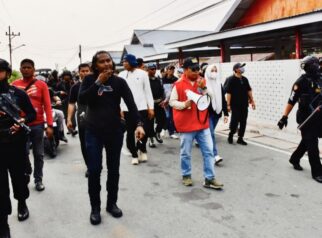 Personel gabungan Polda Sulteng dan BNNP Sulteng saat menyisir kawasan Kelurahan Kayumalue, Kota Palu, dalam operasi pemberantasan peredaran narkoba, Kamis (15/10/2026). — Foto: Humas Polda Sulteng