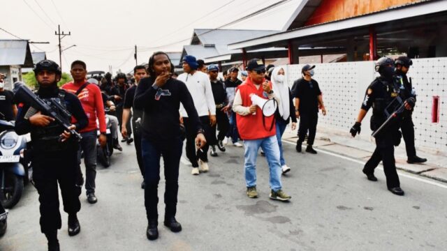 Personel gabungan Polda Sulteng dan BNNP Sulteng saat menyisir kawasan Kelurahan Kayumalue, Kota Palu, dalam operasi pemberantasan peredaran narkoba, Kamis (15/10/2026). — Foto: Humas Polda Sulteng
