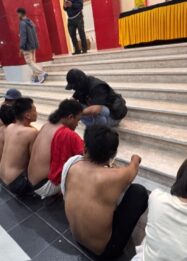 Sebanyak 17 orang yang diamankan dalam operasi pemberantasan narkoba di kawasan Kayumalue, Kota Palu, Jumat (16/10/2026) malam, menjalani pemeriksaan identitas awal di halaman Mabes Polda Sulawesi Tengah. — Foto: Humas Polda Sulteng