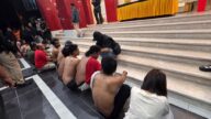 Sebanyak 17 orang yang diamankan dalam operasi pemberantasan narkoba di kawasan Kayumalue, Kota Palu, Jumat (16/10/2026) malam, menjalani pemeriksaan identitas awal di halaman Mabes Polda Sulawesi Tengah. — Foto: Humas Polda Sulteng