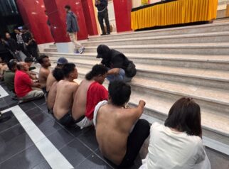 Sebanyak 17 orang yang diamankan dalam operasi pemberantasan narkoba di kawasan Kayumalue, Kota Palu, Jumat (16/10/2026) malam, menjalani pemeriksaan identitas awal di halaman Mabes Polda Sulawesi Tengah. — Foto: Humas Polda Sulteng