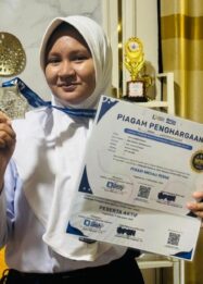 Qisya Zahra Alimun menampilkan medali dan piagam penghargaan yang diraih dalam Festival Sains Digital Nasional (FSDN) 2026, Oktober 2026. Qisya berhasil meraih medali emas bidang IPA dan medali perak bidang Biologi.