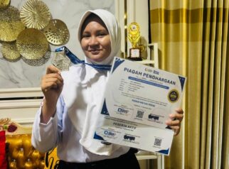 Qisya Zahra Alimun menampilkan medali dan piagam penghargaan yang diraih dalam Festival Sains Digital Nasional (FSDN) 2026, Oktober 2026. Qisya berhasil meraih medali emas bidang IPA dan medali perak bidang Biologi.