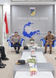 Suasana silaturahmi Kapolda Sulawesi Tengah Irjen Pol Rizal Irawan bersama Gubernur Sulawesi Tengah Anwar Hafid di ruang tamu Kantor Gubernur Sulteng, Palu, Senin (19/10/2026).