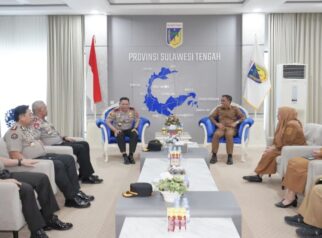 Suasana silaturahmi Kapolda Sulawesi Tengah Irjen Pol Rizal Irawan bersama Gubernur Sulawesi Tengah Anwar Hafid di ruang tamu Kantor Gubernur Sulteng, Palu, Senin (19/10/2026).