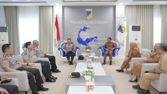 Suasana silaturahmi Kapolda Sulawesi Tengah Irjen Pol Rizal Irawan bersama Gubernur Sulawesi Tengah Anwar Hafid di ruang tamu Kantor Gubernur Sulteng, Palu, Senin (19/10/2026).