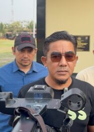 Dirresnarkoba Polda Sulawesi Tengah, Kombes Pol Pribadi Sembiring, memberikan keterangan pers terkait hasil Operasi Sarang Narkoba di Kelurahan Kayumalue, Selasa (20/10/2026).