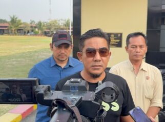 Dirresnarkoba Polda Sulawesi Tengah, Kombes Pol Pribadi Sembiring, memberikan keterangan pers terkait hasil Operasi Sarang Narkoba di Kelurahan Kayumalue, Selasa (20/10/2026).