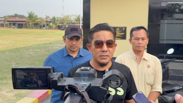 Dirresnarkoba Polda Sulawesi Tengah, Kombes Pol Pribadi Sembiring, memberikan keterangan pers terkait hasil Operasi Sarang Narkoba di Kelurahan Kayumalue, Selasa (20/10/2026).