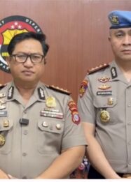 Kabidhumas Polda Sulawesi Tengah, Kombes Pol Achmad Muhaimin (kiri), bersama Kabid Propam Polda Sulteng, Kombes Pol Roy Satya Putra, memberikan keterangan pers terkait penanganan pengaduan masyarakat atas insiden di Kelurahan Kayumalue, Rabu (21/10/2026).
