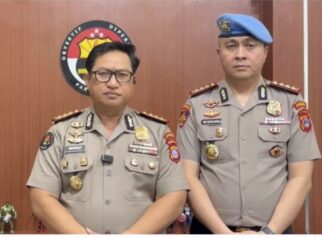Kabidhumas Polda Sulawesi Tengah, Kombes Pol Achmad Muhaimin (kiri), bersama Kabid Propam Polda Sulteng, Kombes Pol Roy Satya Putra, memberikan keterangan pers terkait penanganan pengaduan masyarakat atas insiden di Kelurahan Kayumalue, Rabu (21/10/2026).