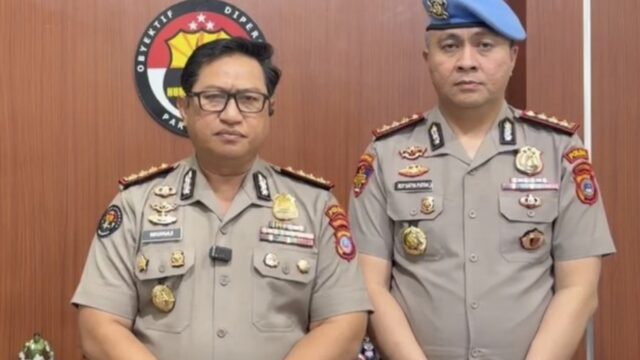 Kabidhumas Polda Sulawesi Tengah, Kombes Pol Achmad Muhaimin (kiri), bersama Kabid Propam Polda Sulteng, Kombes Pol Roy Satya Putra, memberikan keterangan pers terkait penanganan pengaduan masyarakat atas insiden di Kelurahan Kayumalue, Rabu (21/10/2026).