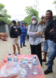 Personel Polres Parigi Moutong memperlihatkan barang bukti hasil penindakan penyalahgunaan narkotika kepada warga dalam kegiatan KRYD Penegakan Hukum Narkoba di Kelurahan Bantaya, Kecamatan Parigi, Kabupaten Parigi Moutong, Rabu (21/10/2026).