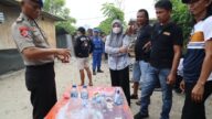 Personel Polres Parigi Moutong memperlihatkan barang bukti hasil penindakan penyalahgunaan narkotika kepada warga dalam kegiatan KRYD Penegakan Hukum Narkoba di Kelurahan Bantaya, Kecamatan Parigi, Kabupaten Parigi Moutong, Rabu (21/10/2026).