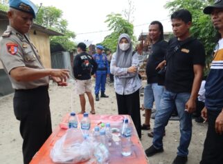 Personel Polres Parigi Moutong memperlihatkan barang bukti hasil penindakan penyalahgunaan narkotika kepada warga dalam kegiatan KRYD Penegakan Hukum Narkoba di Kelurahan Bantaya, Kecamatan Parigi, Kabupaten Parigi Moutong, Rabu (21/10/2026).