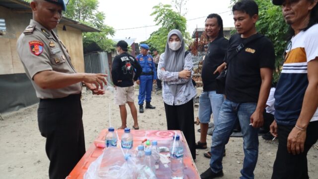 Personel Polres Parigi Moutong memperlihatkan barang bukti hasil penindakan penyalahgunaan narkotika kepada warga dalam kegiatan KRYD Penegakan Hukum Narkoba di Kelurahan Bantaya, Kecamatan Parigi, Kabupaten Parigi Moutong, Rabu (21/10/2026).