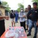 Personel Polres Parigi Moutong memperlihatkan barang bukti hasil penindakan penyalahgunaan narkotika kepada warga dalam kegiatan KRYD Penegakan Hukum Narkoba di Kelurahan Bantaya, Kecamatan Parigi, Kabupaten Parigi Moutong, Rabu (21/10/2026).