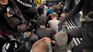 Sebagian dari 21 orang yang diamankan dalam Operasi Sarang Narkoba di kawasan Kayumalue dan Tatanga, Kota Palu, Kamis (22/10/2026), dalam proses pengamanan petugas gabungan.