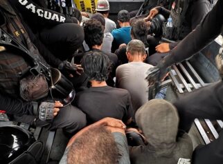 Sebagian dari 21 orang yang diamankan dalam Operasi Sarang Narkoba di kawasan Kayumalue dan Tatanga, Kota Palu, Kamis (22/10/2026), dalam proses pengamanan petugas gabungan.