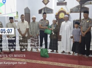 Kapolres Tojo Una-Una, AKBP Yanna Djayawidya, S.I.K., M.H., menyerahkan bantuan kepada pengurus masjid dalam kegiatan Subuh Keliling di Uentanaga Atas, Kecamatan Ampana Kota, Kabupaten Tojo Una-Una, Sabtu (24/10/2026).