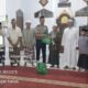 Kapolres Tojo Una-Una, AKBP Yanna Djayawidya, S.I.K., M.H., menyerahkan bantuan kepada pengurus masjid dalam kegiatan Subuh Keliling di Uentanaga Atas, Kecamatan Ampana Kota, Kabupaten Tojo Una-Una, Sabtu (24/10/2026).