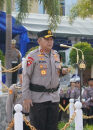 Kapolda Sulawesi Tengah, Irjen Pol Rizal Irawan, saat memberikan amanat dalam Apel Gelar Pasukan Operasi Patuh Tinombala 2026 di Lapangan Apel Mapolda Sulteng, Palu, Senin (26/10/2026).
