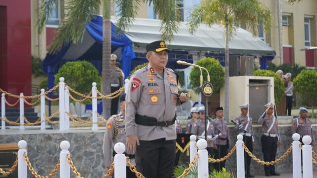 Kapolda Sulawesi Tengah, Irjen Pol Rizal Irawan, saat memberikan amanat dalam Apel Gelar Pasukan Operasi Patuh Tinombala 2026 di Lapangan Apel Mapolda Sulteng, Palu, Senin (26/10/2026).
