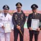 Kapolres Tojo Una-Una, AKBP Yanna Djayawidya, S.I.K., M.H. (tengah), berfoto bersama Lurah Labiabae, Fariz, ST., MM., N.L.P. (kiri), dan Bhabinkamtibmas Kelurahan Labiabae, AIPDA I Made Rai Eliyasa (kanan), usai penyerahan penghargaan dalam peringatan Hari Sumpah Pemuda di Mapolres Tojo Una-Una, Rabu (28/10/2026).