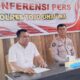 Kasih Humas Polres Tojo Una-Una, Iptu Martono, didampingi Kasat Reskrim AKP Syarif saat memberikan keterangan pers dalam rilis penanganan kasus perbuatan cabul di wilayah hukum Polres Tojo Una-Una, Kamis (29/10/2026).