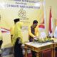Ketua DPD II Partai Golkar Kabupaten Tojo Una-Una, Ilham S. Lawidu, S.H., memotong tumpeng dalam peringatan HUT ke-62 Partai Golkar sekaligus penyerahan santunan anak yatim dan dhuafa di Ampana, Jumat (30/10/2026).